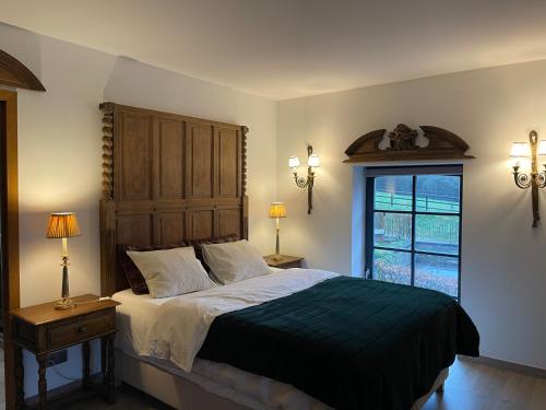 博兰Les Confidences de Messire Sanglier, stylished guest houses的一间卧室设有一张大床和一个窗户。