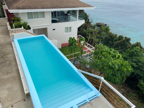 PinamihaganLuxury 3 Bed, 2 Bath Apartment with Stunning Panoramic Sea View, Private Beach的阳台上可欣赏到蓝色滑梯的顶部景色