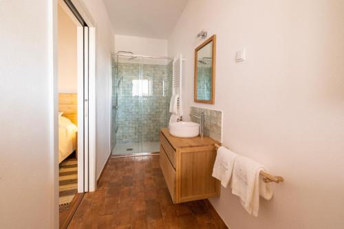 塞尔帕Quinta Marugo Retreats的一间带水槽和镜子的浴室