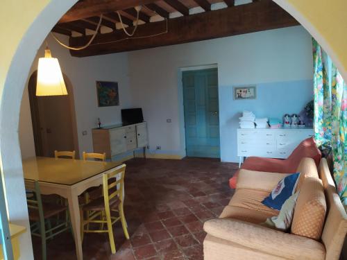 Villa CollemandinaAgriturismo Paneolio的客厅配有沙发和桌子