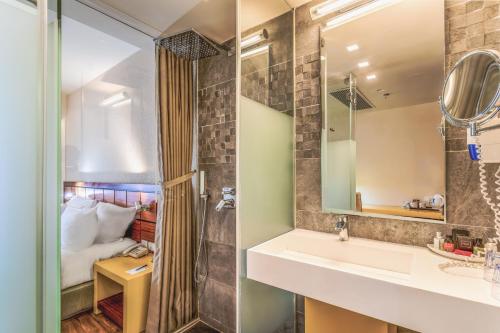 海法Haifa Bay View Hotel By AFI Hotels的一间带水槽和镜子的浴室