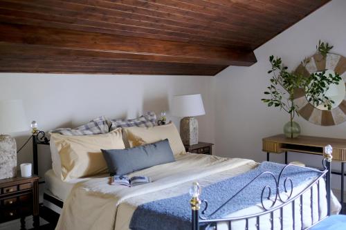 GinetesVilla Várzea - Country Suite的一间卧室设有一张木天花板床。