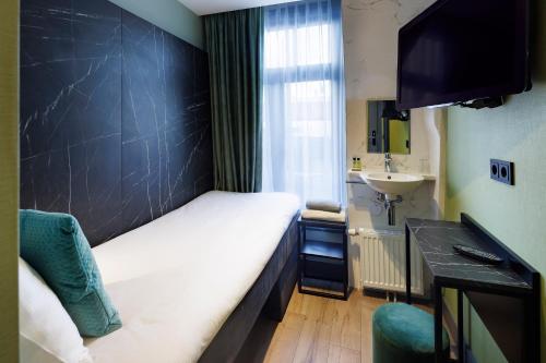 阿姆斯特丹Ciao Papa Hotel Amsterdam Central Station的小房间设有床和水槽