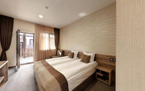 UstinaComplex YustinaVillas的一间设有大床和窗户的酒店客房
