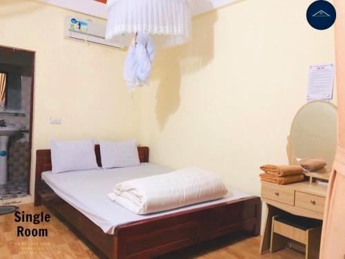 An Ma芭比湖景民宿的一间带单人床的卧室和单人间