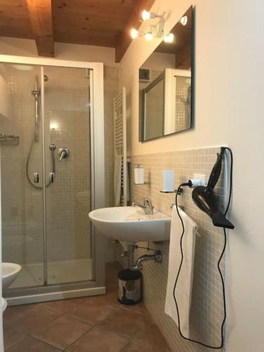 布里西盖拉La Casina的带淋浴、盥洗盆和淋浴的浴室