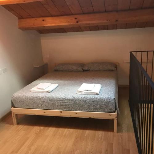 布里西盖拉La Casina的一间卧室配有一张床,上面有两条毛巾