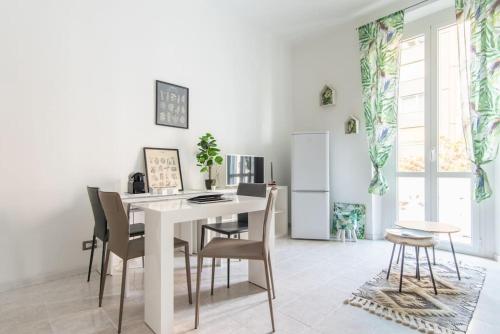 米兰La casa sull'albero City Life的白色的用餐室配有白色的桌椅