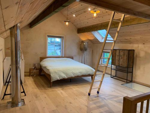 ClavierL'Oeil du Condroz的一间卧室设有高架床和梯子
