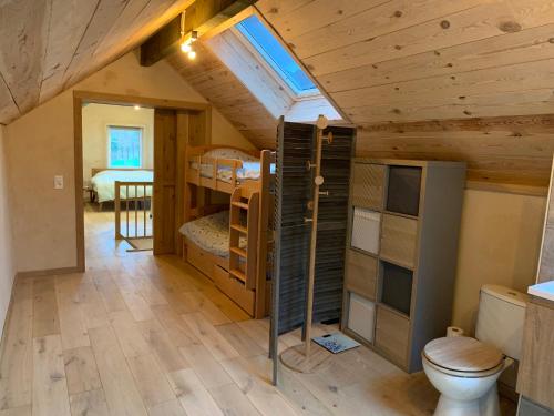 ClavierL'Oeil du Condroz的一间设有双层床的客房和小屋内的卫生间