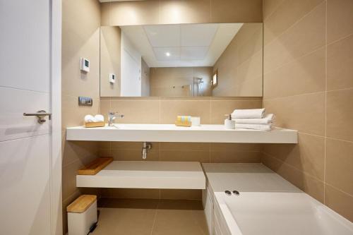 贝尼多姆Intempo Sky Apartments 096的一间带水槽和镜子的浴室