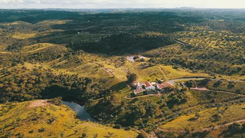塞尔帕Quinta Marugo Retreats的山景别墅的空中景致