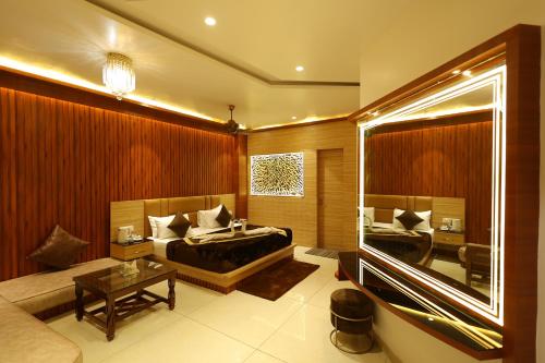 巴雷利Hotel Darbar-E-Khas A member of Crimson Hotels的酒店客房,配有床和沙发