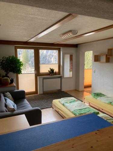 埃尔瓦尔德Ferienhaus Wieswald的一间带两张床和一张沙发的客厅