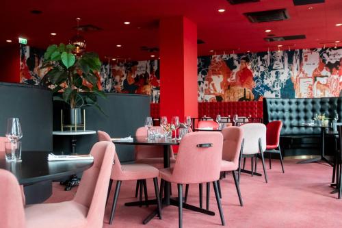 哈尔姆斯塔德ProfilHotels Halmstad Plaza的用餐室配有粉红色的椅子和桌子
