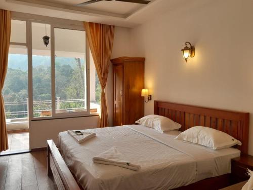 蒙纳绿谷韦斯塔旅馆的一间卧室设有一张大床和大窗户