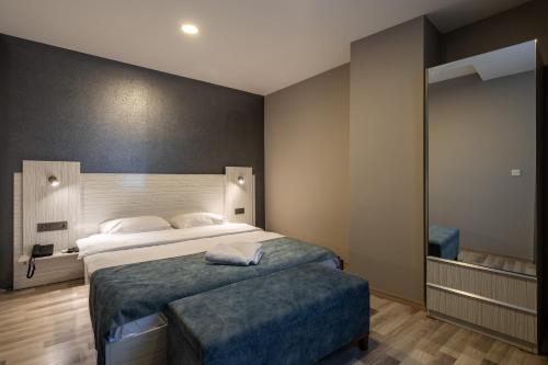 伊斯坦布尔Element Residence的一间卧室设有一张大床和一个大镜子