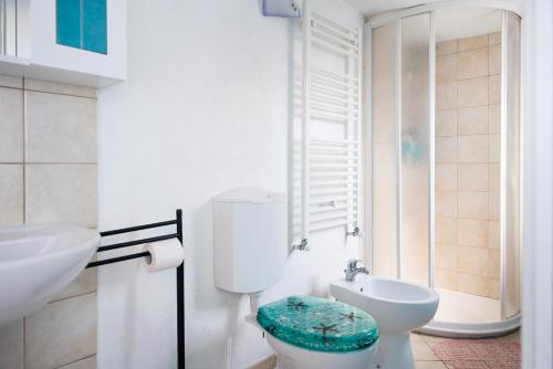 GaressioDomus Julia的白色的浴室设有卫生间和水槽。