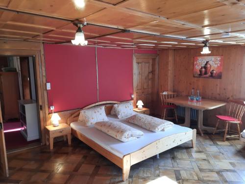 英格堡Gasthaus Schwand的客厅配有床和桌椅