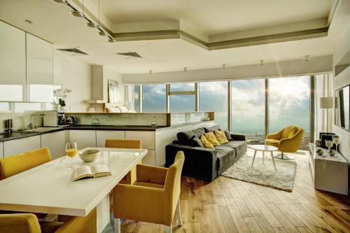 弗罗茨瓦夫Apartamenty Sky Tower的厨房以及带沙发和桌子的客厅。