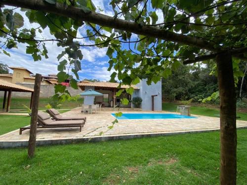 西波山Casa Jatobá da Serra的一个带游泳池和房子的后院