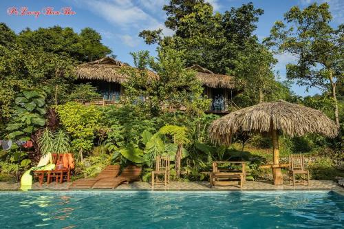 Hương Bá ThướcPuLuong BamBoo的一个带游泳池和房子的度假胜地
