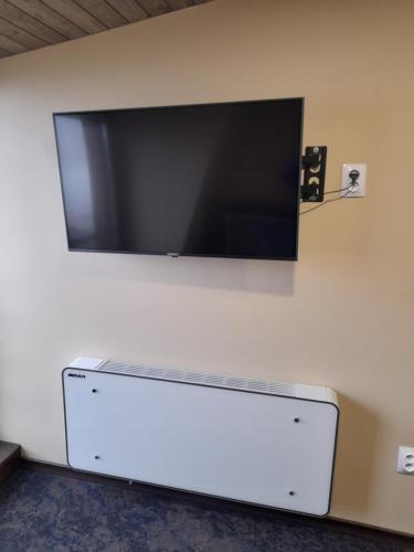 彼得罗沙尼OZONE的挂在墙上的平面电视