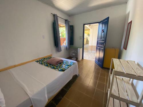 阿布拉奥Pousada Korui的一间卧室设有一张床,门通往走廊