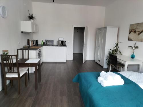 哈姆Diamera Appartments Zentral und Modern的配有床和桌子的房间以及厨房