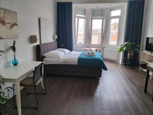 哈姆Diamera Appartments Zentral und Modern的卧室配有一张床、一张书桌和窗户。