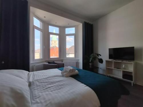哈姆Diamera Appartments Zentral und Modern的一间卧室配有一张大床和电视