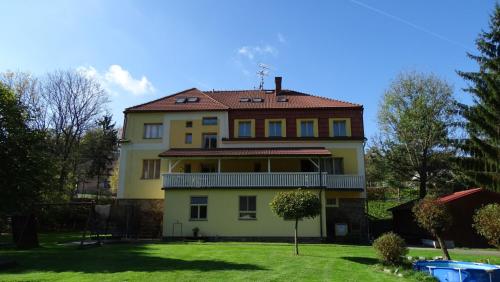 Unčínpenzion Horácko的红色屋顶的大型黄色房屋