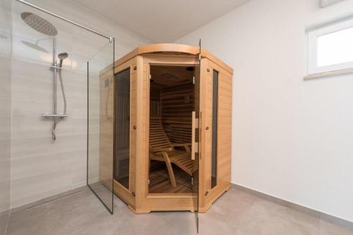 维尔More Exclusive Villas and Spa的带淋浴的浴室内的木柜