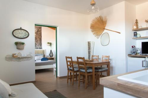 科蒂略Casa Nami的厨房以及带桌椅的用餐室。