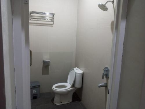 日惹Griya Sambilegi的浴室位于隔间内,设有白色卫生间。