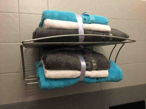 布雷佐Ferienwohnung Casa Belvedere的浴室内架上的一束毛巾