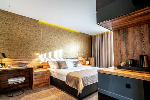 斯普利特Calma Luxury Rooms的一间卧室配有一张床和一张书桌