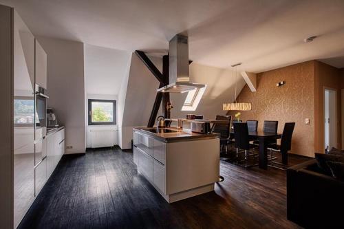 希尔德堡豪森Moderne Ferienwohnung Hildburghausen - FeWo 1的厨房以及带厨房和用餐室的起居室。
