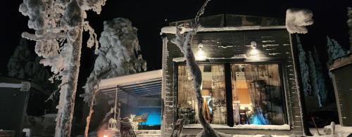 锡尔卡Levi Secret Igloo Revontuli的夜晚雪中建筑物的窗户