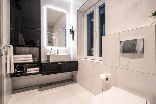 斯普利特Calma Luxury Rooms的白色的浴室设有水槽和卫生间。