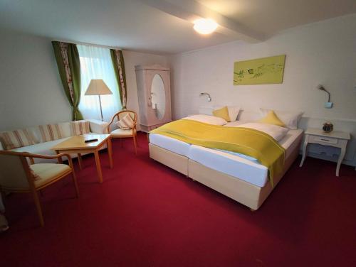 福尔巴赫Room in Guest room - Pension Forelle - double room no01的酒店客房,配有一张床、一张桌子和椅子
