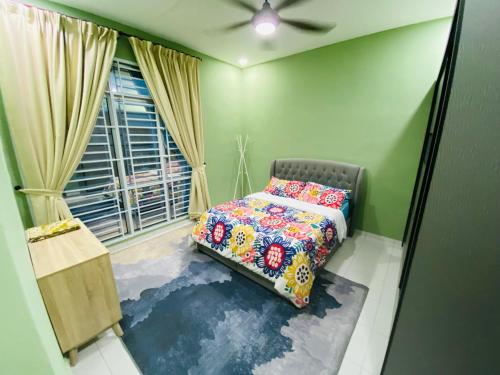 巴西古当Haira Muslim Homestay的一间卧室设有一张床和一个窗口