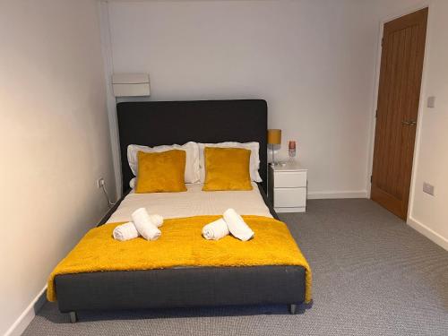 北安普敦Superb modern flat in Northampton, parking &EV的一间卧室配有一张床,上面有两条毛巾