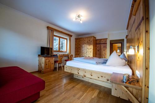 巴德小基希海姆Hotel Raunig的一间卧室配有一张床和一张书桌