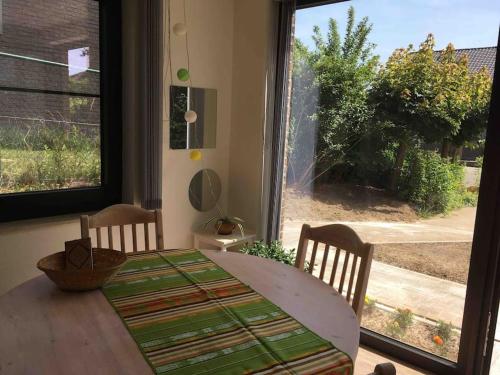 鲁汶'het T-huisje' volledig ingerichte studio的享有庭院景致的餐桌