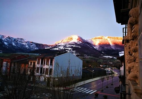 奥尔杜尼亚VELASCO JAUREGIA-SIERRA DE SUEÑOS的从大楼欣赏到山脉美景