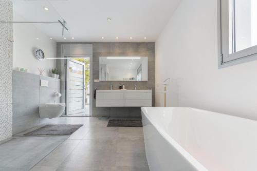 坎布里尔斯Casa Chamizo的白色的浴室设有浴缸和水槽。