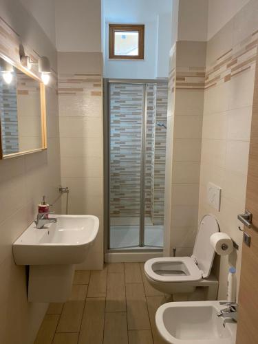 巴里中央车站套房公寓的一间带水槽和卫生间的浴室以及窗户。