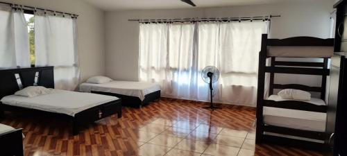 金巴亚Finca Hotel el Guadual的客房设有两张双层床和一扇窗户。