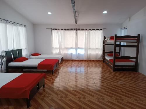 金巴亚Finca Hotel el Guadual的带三张床和两张双层床的客房